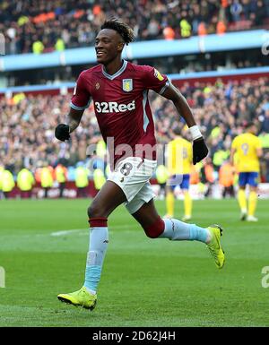 Tammy Abraham von Aston Villa feiert das dritte Tor seiner Seite Des Spiels Stockfoto