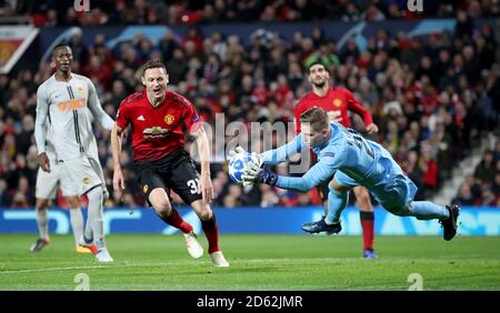 Die Nemanja Matic (Mitte) von Manchester United wird als BSC Young Boys bezeichnet Torhüter David von Ballmoos (rechts) spart eine Chance auf das Tor Stockfoto