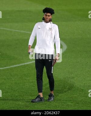 Corey Addai von Coventry City inspiziert das Feld vor dem Übereinstimmung Stockfoto