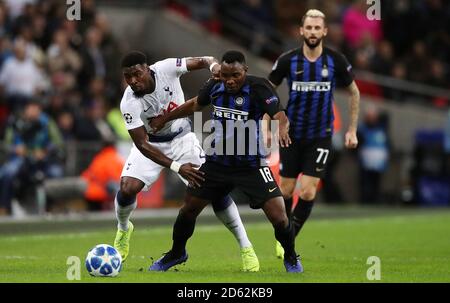 Serge Aurier von Tottenham Hotspur (links) und Kwadwo Asamoah von Inter Mailand Kampf um den Ball Stockfoto