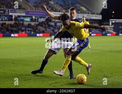 Jacques Maghoma von Birmingham City und Murray Wallace von Millwall in Aktion Stockfoto