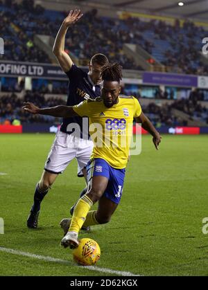 Jacques Maghoma von Birmingham City und Murray Wallace von Millwall in Aktion Stockfoto