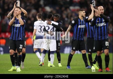 Serge Aurier von Tottenham Hotspur umfasst Inter Mailands Keita Balde Die letzte Pfeife Stockfoto