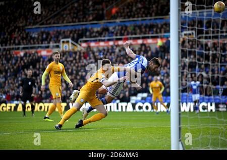 Lukas Jutkiewicz (rechts) von Birmingham City hat einen Schuss auf an Frühe Kopfzeile, aber nicht vorhanden Stockfoto