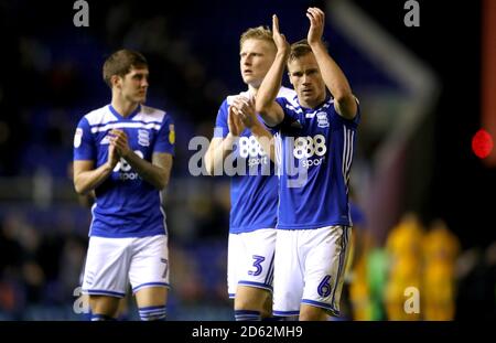 Maikel Kieftenbeld (rechts) von Birmingham City applaudiert den Fans im Ende des Spiels Stockfoto