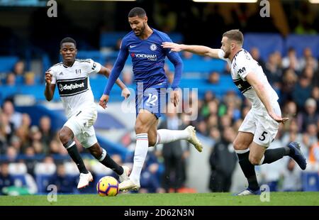 Chelsea's Ruben Loftus-Cheek (Mitte) kämpft mit Fulham um den Ball Floyd Ayite (links) und Calum Chambers Stockfoto