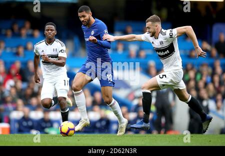 Chelsea's Ruben Loftus-Cheek (Mitte) kämpft mit Fulham um den Ball Floyd Ayite (links) und Calum Chambers Stockfoto