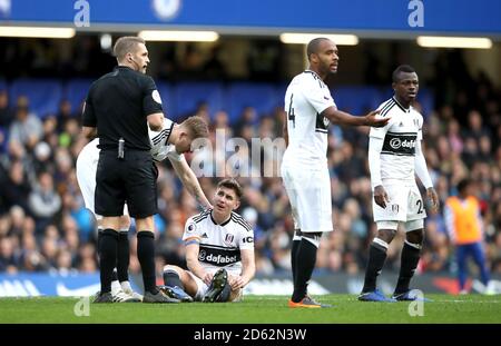 Fulham's Tom Cairney (dritte links) Wird von seinen Teamkollegen nach Chelseas Cesar überprüft Azpilicueta (nicht im Rahmen) foulte ihn Stockfoto