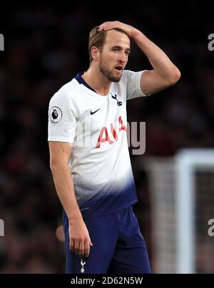 Harry Kane von Tottenham Hotspur wirkt niedergeschlagen, nachdem Arsenal ihr Tor gemacht hat Viertes Tor des Spiels Stockfoto