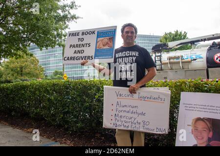 ATLANTA, USA - 25. Sep 2020: Atlanta, Georgia / USA - 25. September 2020: Ein Anti-Impfstoff-Protester steht außerhalb des CDC-Kopfes Stockfoto