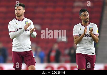 Henri Lansbury (links) von Aston Villa und Neil Taylor applaudieren Fans nach dem Schlusspfiff Stockfoto