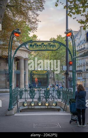 Paris, Frankreich - 10 11 2020: Metro-Station Parc Monceau im Herbst Stockfoto