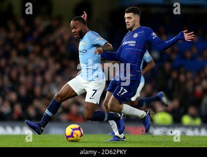 Manchester City's Raheem Sterling (links) und Chelsea's Mateo Kovacic Schlacht Für den Ball Stockfoto