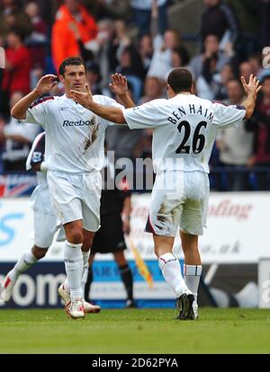 Gary Speed von Bolton Wanderers feiert sein Tor mit seinem Teamkollegen Tal Ben Haim Stockfoto