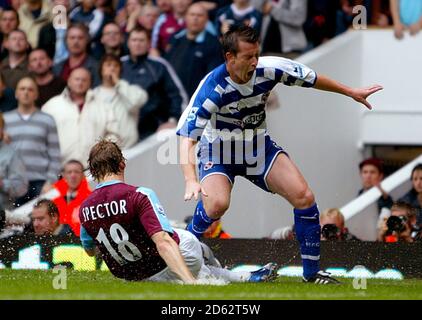 (L-R) Jonathan Spector von West Ham United fordert Reading Nicky Shorey heraus. Stockfoto