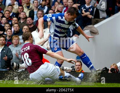 (L-R) Jonathan Spector von West Ham United fordert Reading Nicky Shorey heraus. Stockfoto