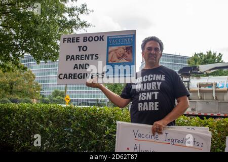 ATLANTA, USA - 25. Sep 2020: Atlanta, Georgia / USA - 25 2020. September: Ein Anti-Impfstoff-Protester steht außerhalb des CDC-Headq Stockfoto