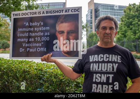 ATLANTA, USA - 25. Sep 2020: Atlanta, Georgia / USA - 25 2020. September: Ein Anti-Impfstoff-Protester steht außerhalb des CDC-Headq Stockfoto