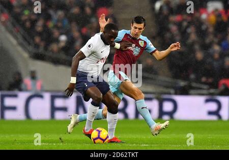 Tottenham Hotspur's Moussa Sissoko (links) und Burnley's Jack Cork Stockfoto