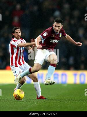 John McGinn von Aston Villa (rechts) und Joe Allen von Stoke City (Rechts) Kampf um den Ball Stockfoto