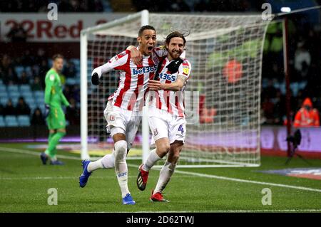 Joe Allen von Stoke City (rechts) feiert den ersten Treffer seiner Seite Ziel des Spiels mit Teamkollege Tom Ince (links) Stockfoto