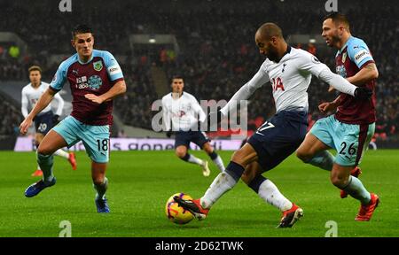 Tottenham Hotspur's Lucas Moura (links) und Burnley's Phillip Bardsley Schlacht Für den Ball Stockfoto