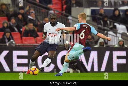 Tottenham Hotspur's Moussa Sissoko (links) und Burnley's Ben Mee Schlacht Für den Ball Stockfoto