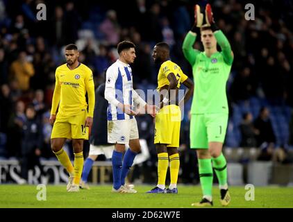 Brighton & Hove Albion's Leon Balogun (Mitte links) Und Chelsea's Antonio Rudiger (Mitte rechts) nach dem letzten Pfiff Stockfoto