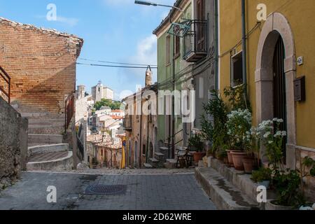Eine typische Straße des italienischen Dorfes Torrella del Sannio in Molise, mit einigen weißen Blumentöpfen auf dem Bürgersteig Stockfoto