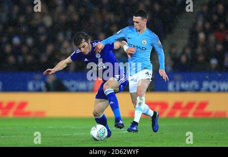 Leicester City Caglar Soyuncu (links) und Phil Foden von Manchester City (Rechts) Kampf um den Ball Stockfoto