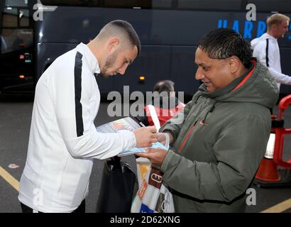 Conor Chaplin von Coventry City unterzeichnet ein Autogramm für einen Fan, bevor er sich vor dem Sky League One-Spiel ins Stadion begibt. Stockfoto