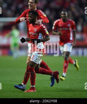 Charlton Athletic's Tariqe Fosu feiert das zweite Tor seiner Seite Des Spiels mit Krystian Bielik Stockfoto