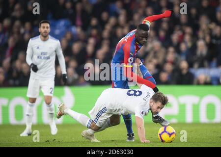 Joe Ralls von Cardiff City und Cheikhou Kouyate im Crystal Palace Für den Ball Stockfoto