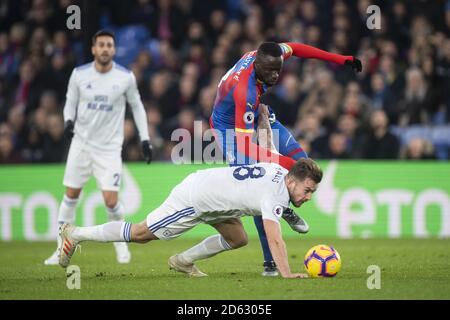 Joe Ralls von Cardiff City und Cheikhou Kouyate im Crystal Palace Für den Ball Stockfoto