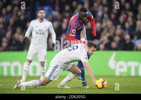 Joe Ralls von Cardiff City und Cheikhou Kouyate im Crystal Palace Für den Ball Stockfoto