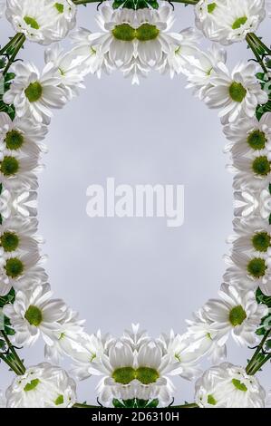 Blumen, visuelle Wirkung eines Spiegels, Raum für Texteingabe, abstrakte Tapete, voller Farben, seltsame Ornamente und Formen, Hintergrund mit schönen Geo Stockfoto