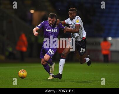 Tom Edwards von Stoke City (links) kämpft gegen die Sammy von Bolton Wanderers Ameobi Stockfoto