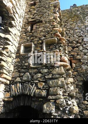 Okt 2020 - Detail des Mauerwerks an der Außenseite von Dunskey Castle (von der Seeseite) in der Nähe von Portpatrick Schottland. Portpatrick ist die geplante Endstation für eine geplante Tunnel- oder Brückenverbindung nach Larne in Irland. Stockfoto