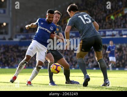 Everton's Theo Walcott (links) und Leicester City's Jonny Evans (Mitte) Und Harry Maguire (rechts) kämpft um den Ball Stockfoto