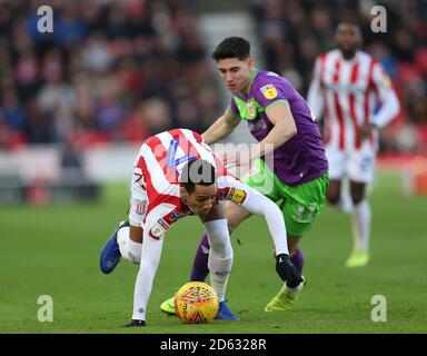 Tom Ince von Stoke City und Callum O'Dowda von Bristol City Das Sky Bet Championship Spiel im bet365 Stadion Stockfoto