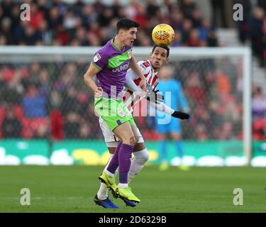 Tom Ince von Stoke City und Callum O'Dowda von Bristol City Das Sky Bet Championship Spiel im bet365 Stadion Stockfoto