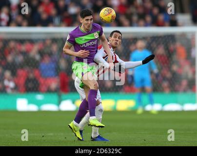 Tom Ince von Stoke City und Callum O'Dowda von Bristol City Das Sky Bet Championship Spiel im bet365 Stadion Stockfoto