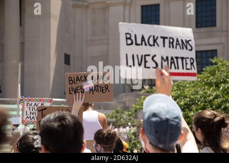 Demonstranten halten schwarze Trans-Leben-Materie-Zeichen während des Protests vor Brooklyn Museum, Brooklyn, New York, USA Stockfoto
