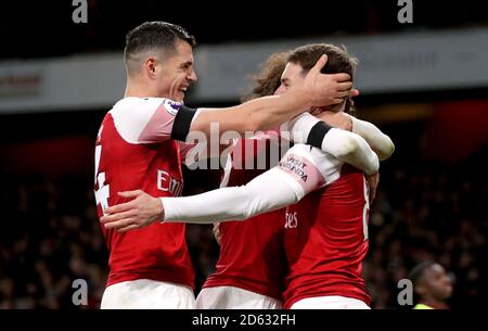 Aaron Ramsey von Arsenal (rechts) feiert das dritte Tor seiner Spielerin Des Spiels mit Mannschaftskollegen Arsenal Matteo Guendouzi (Mitte) und Granit Xhaka (links) Stockfoto