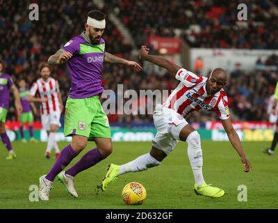 Stoke City's Benik Afobe und Bristol City's Marlon Pack während Das Sky Bet Championship Spiel im bet365 Stadion Stockfoto