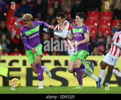 Tom Ince von Stoke City und Callum O'Dowda und von Bristol City Lloyd Kelly während des Sky Bet Championship-Spiels bei der Bet365 Stadion Stockfoto