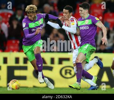 Tom Ince von Stoke City und Callum O'Dowda und von Bristol City Lloyd Kelly während des Sky Bet Championship-Spiels bei der Bet365 Stadion Stockfoto