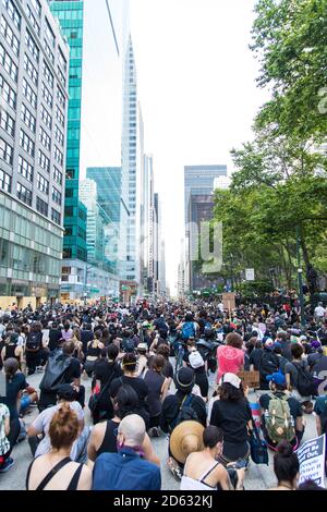 Massen von Demonstranten während Moment of Silence, Juneteenth March, 6th Avenue im Bryant Park, Midtown, New York City, New York, USA Stockfoto