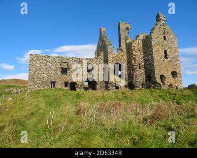 Okt 2020 - Außenansicht von Dunskey Castle (von der Meerseite) in der Nähe von Portpatrick Schottland. Portpatrick ist die geplante Endstation für eine geplante Tunnel- oder Brückenverbindung nach Larne in Irland. Stockfoto