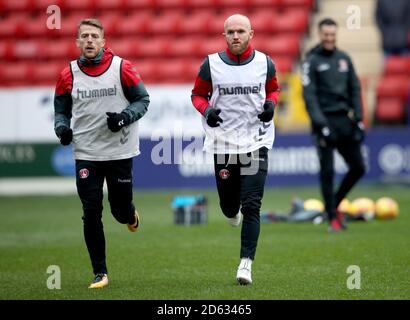 Charlton Athletic's Jonny Williams (rechts) und Billy Clarke (links) während Aufwärmen Stockfoto